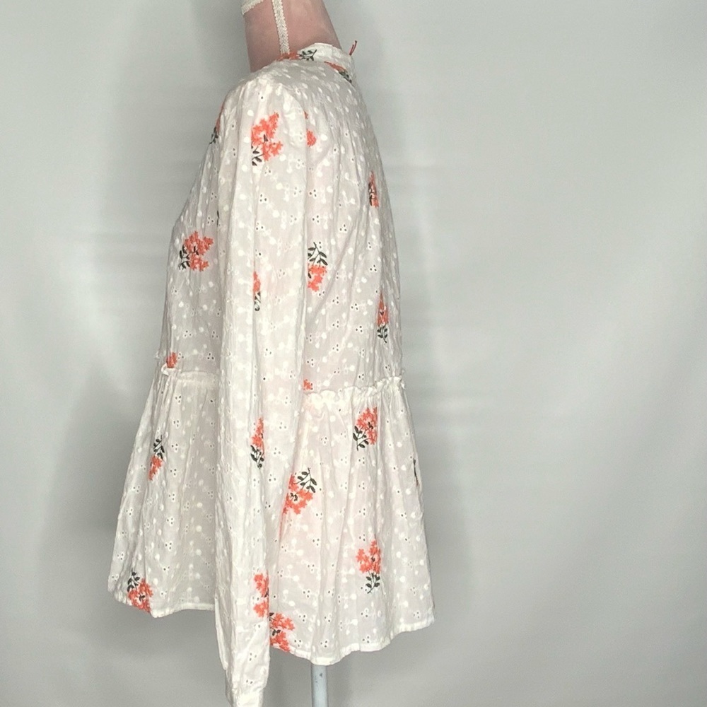 Solitairy gorgeous eyelet embroidered top. - Picture 11 of 11